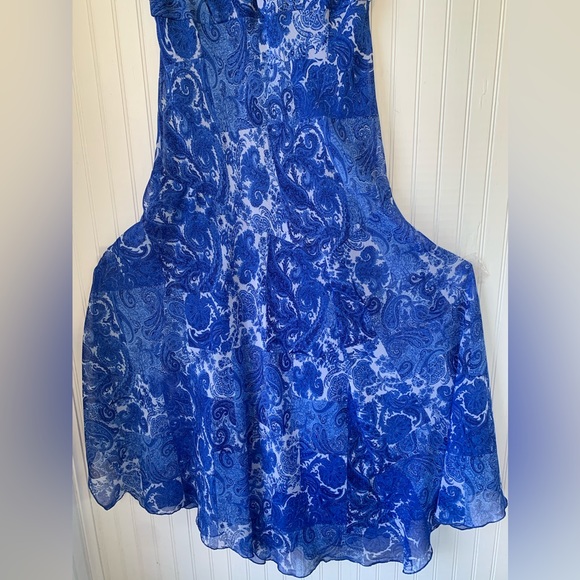 Madison Leigh (Size 16) V-neck, short sleeves, fully lined, Blue & White Paisley - Picture 5 of 5